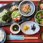 ヨメは「おばんざい定食」（980円）。女性受けしそうな定食ですこと。