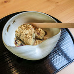 やっぱりコチラに来たらハズせない。「ひとくち わらびもち」（100円）。