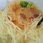 らーめん 稲荷屋 - 鳥の巣に見立てたカダイフを揚げたもの！食感が最高。