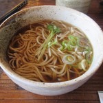 そば処 ほたる庵 - 蕎麦湯で一休みしたら今度は温かいハーフサイズのかけ蕎麦をいただきます。