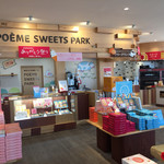 POEME SWEETS PARK - 中の様子。ポエムが色々あるほか、フリードリンクや焼きたてポエムが販売されています。