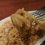 イタリア料理 フィオレンツァ - 生クリームを使わない、“本物の”カルボナーラ；麺はこんな感じ