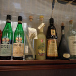 イタリア料理 フィオレンツァ - 内観；カウンター前に置かれたリキュールボトル