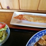 中国料理 まっちゃ亭 - 棒状の春巻きとサラダ