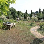 Hitoyasumino Niwa - 庭にはいくつかベンチあり