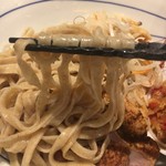 自家製の平打ちピロピロ麺を使用。 麺の色が茶色かかっているのは、焙焼した小麦の表皮「ふすま」を練りこんでいるとの事です。のどごしが良く、つるっと「もちもち」した美味しい麺です。