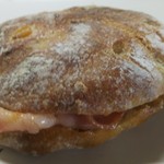 酵母と菓子やコハク - ベーコンを挟んでみました