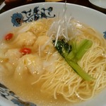 九龍酒樓 - 海老ワンタン塩味麺（鮮蝦雲吞麺）880円