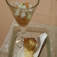 ル ポタジェ - 小さな赤ピーマンのムースと夏野菜とサーモンのタルタルととうもろこしのクレープ ブルーチーズのクリーム