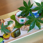 白金台こばやし - 焼き八寸は、広島県のジュンサイ、京都の七味唐辛子、富山の白エビのこぶ締め、ハモのお寿司、ハマグリ、ソラマメ、キタアカリ、イサキの焼き魚、卵のカステラ、アナゴなどなど　今日も美味すぎて一瞬で食べつくしました。。