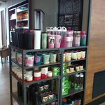 STARBUCKS  COFFEE - マグカップなどもたくさん販売されています。(2017年3月)