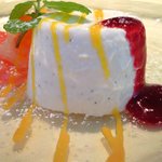 VIA Brianza - パスタメニュー 1000円 のパンナコッタとフルーツ盛り合わせ