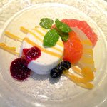 VIA Brianza - パスタメニュー 1000円 のパンナコッタとフルーツ盛り合わせ