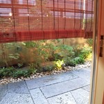 荒井屋 - 店内のテーブル席より