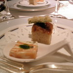 パノラミックレストラン ル・ノルマンディ - アミューズ(サーモンのミルフィーユ仕立て・フォカッチャ　ハーブの天ぷら乗せ)