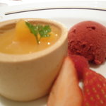 パノラミックレストラン ル・ノルマンディ - デザート(紅茶のムースをカップに仕立て、オレンジ果実とソーす・カシスシャーベット)