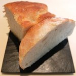 VIA Brianza - パスタメニュー 1000円 の自家製フォカッチャ