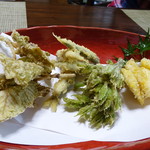 かたつむり - 天ぷらは、山葡萄、天然遡上の稚鮎、コシアブラ、トウモロコシ