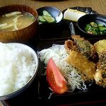 Kissa En - ランチの定食はフライの盛り合わせ