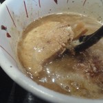 壱 - つけ麺のスープの中には分厚いチャーシュー