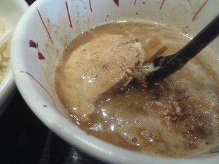 Ichi - つけ麺のスープの中には分厚いチャーシュー