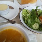 ビストロ ボン・グー・コクブ - グリーンサラダ・人参のポタージュ・パン２種・バター