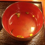 ひと椿 - 茶そばのつゆにおでん出汁を張ります