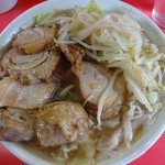 ラーメン二郎 - 小ブタラーメン　ブタを取り出して～(^^)