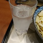 西川荘 - お冷：黄にらmisoラーメン