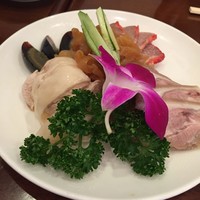 三和楼 - 前菜の盛り合わせ　品の良い味付けでビールにも紹興酒にも桂花陳酒にも合います