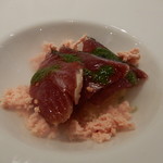 高知産カツオのタタキとトマトのクスクス