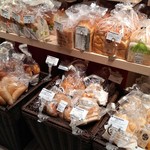 米麦館タマヤ本社工場 - 特選パンのコーナー。
