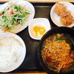 Shin Chuu Ka Ryou Ri Te Mpu Ku - ピリ辛野菜炒め定食(＋杏仁豆腐)ラーメンは台湾ラーメンを選択。