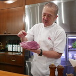 ステーキハウス バロン - 肉の説明をする岩田さん