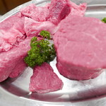 ステーキハウス バロン - 切り出したお肉（右）、残りはまかない行き