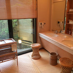 山中温泉　花紫 - 露天風呂の洗面場（誰もいないときに撮影）