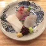 魚のおいしさを伝道する店 春代 - お疲れ晩酌セットの旬鮮魚の刺身3種盛（ひらまさ + 真鯒 + 白烏賊）（アップ）