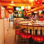 Kam Kee Cafe - レトロモダンの二日酔いみたいな内装。