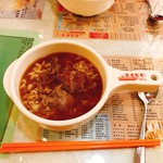 Kam Kee Cafe - 沙嗲牛肉公仔麺。つまり沙茶醤まみれのギューコマ入りインスタント・ラーメン。