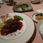 Bisutoro Fujiyoshi - サイコロステーキ、奥は牛のタタキ