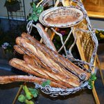 パナデリーヤティグレ - 看板の横にはバゲット