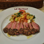 ラ・ベットラ・ダ・オチアイ - 鴨胸肉のローストとパンツァネッラのサラダ添え