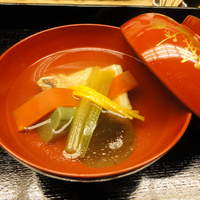 喫茶 山音 - 甘鯛（グジ）のお椀。器の華やかさと彩りのよさに目を奪われる