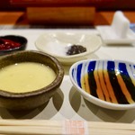 鮨匠 のむら - ［2017/06］酢味噌 三種をブレンドした梅 店特製の醤油 坊津産天日干しの塩