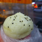 港式鮮肉包 - 黒胡麻がアクセント。