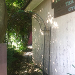 ガレージ ブルーベル - 素敵なアーチをくぐると玄関がありますよ。