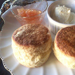 ガレージ ブルーベル - スコーンとジャムとクロテッドクリーム