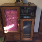 ガレージ ブルーベル - 玄関のアンティークの棚。
      靴を履いて上がります。