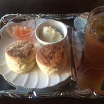 ガレージ ブルーベル - スコーンと水出しアイスティー ダージリン