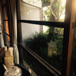 ガレージ ブルーベル - 窓際にて